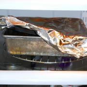 Kjøle mat i kjøleskapet ved å dekke det løst til det er avkjølt