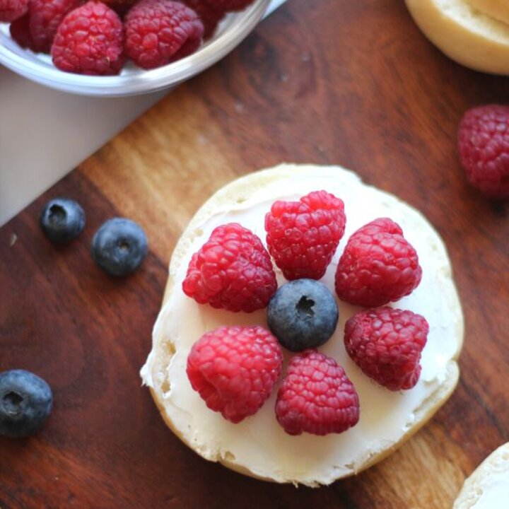 Mini bagel with berries