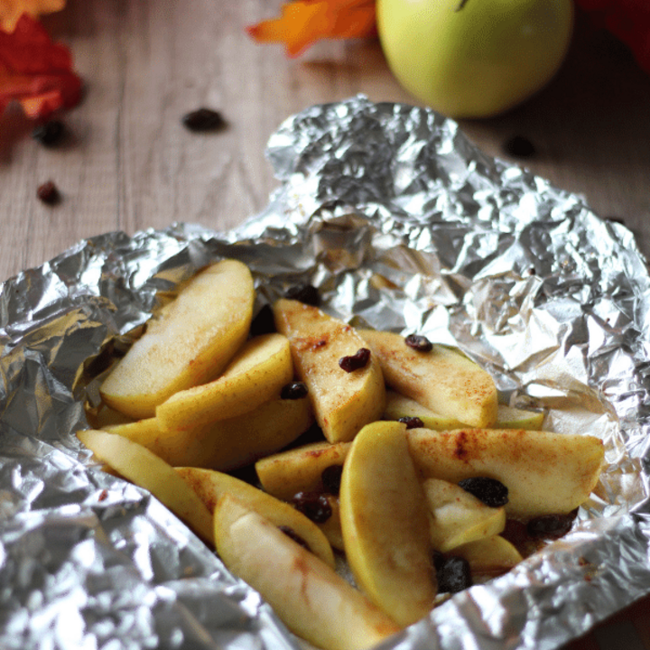 Apple slices in foil with raisins and cinnamon