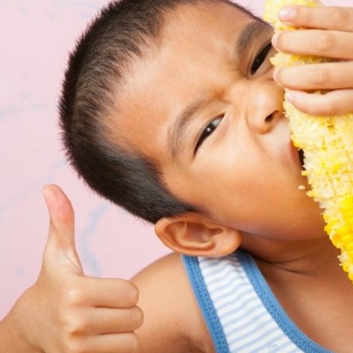 child eating corn
