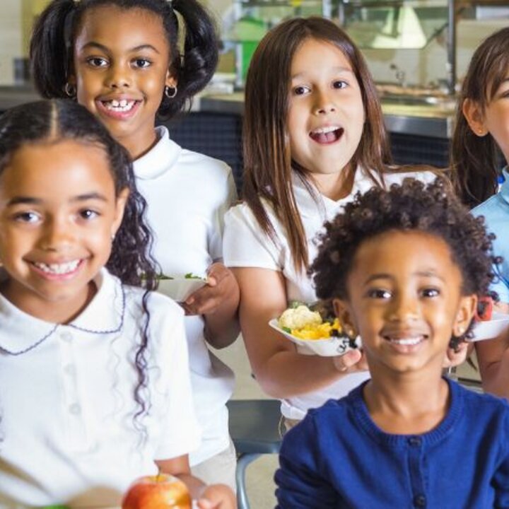 kids eating school lunch