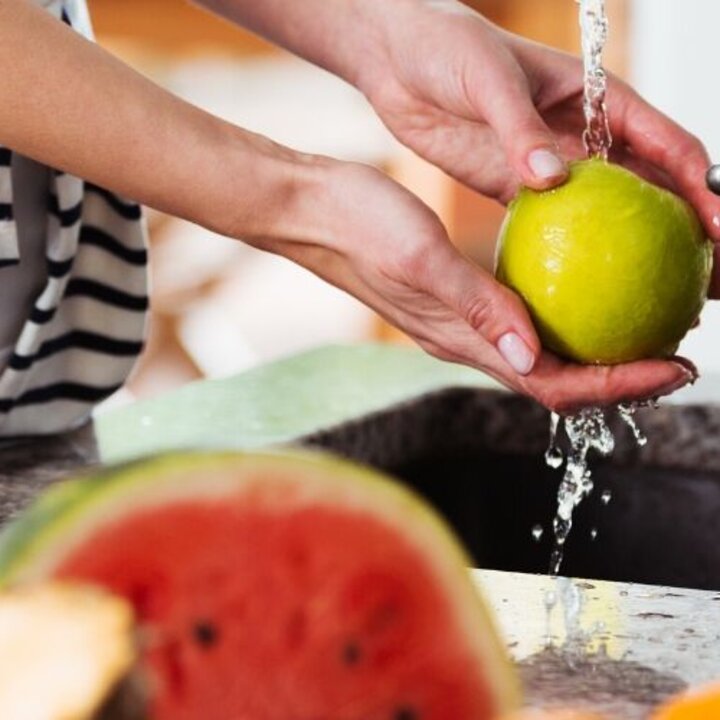 washing-apples