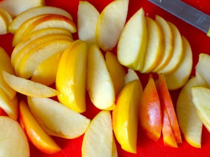 apple slices on a cutting board