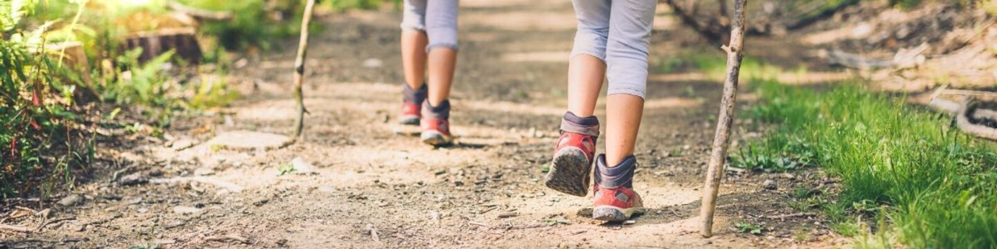 kids-hiking