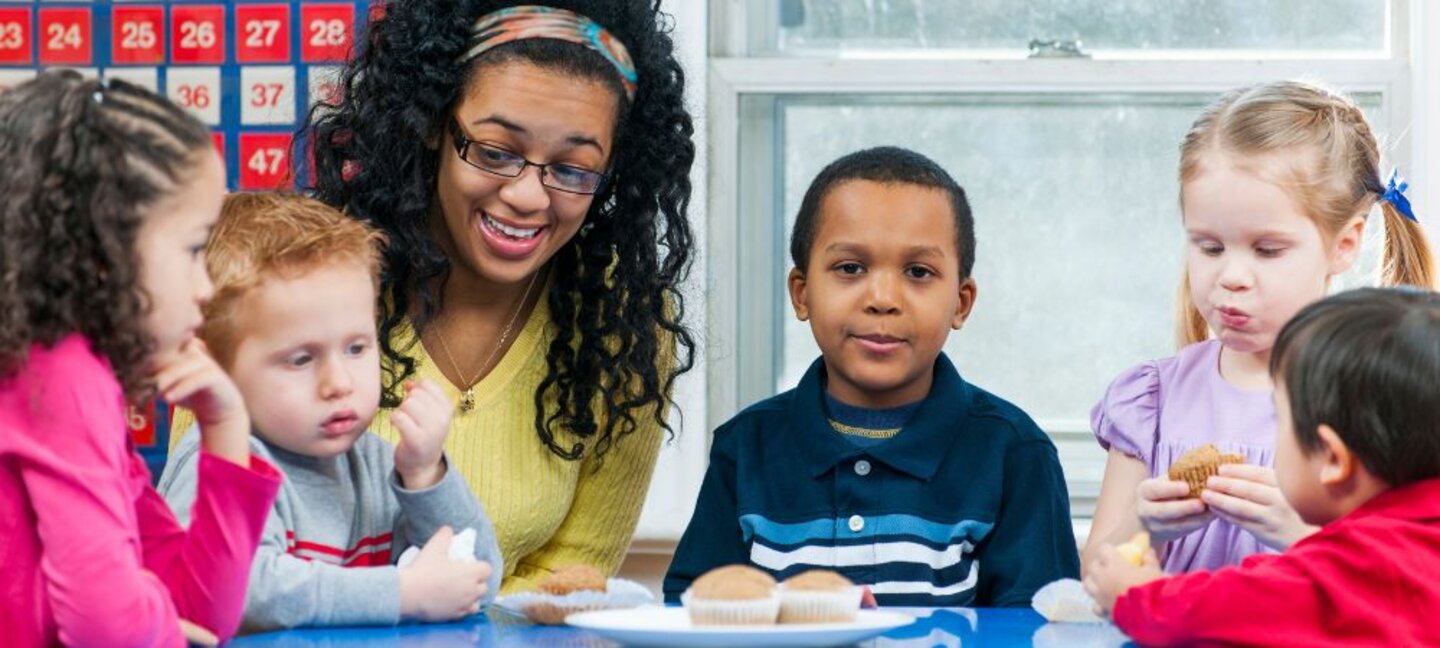 preschoolers eating muffins