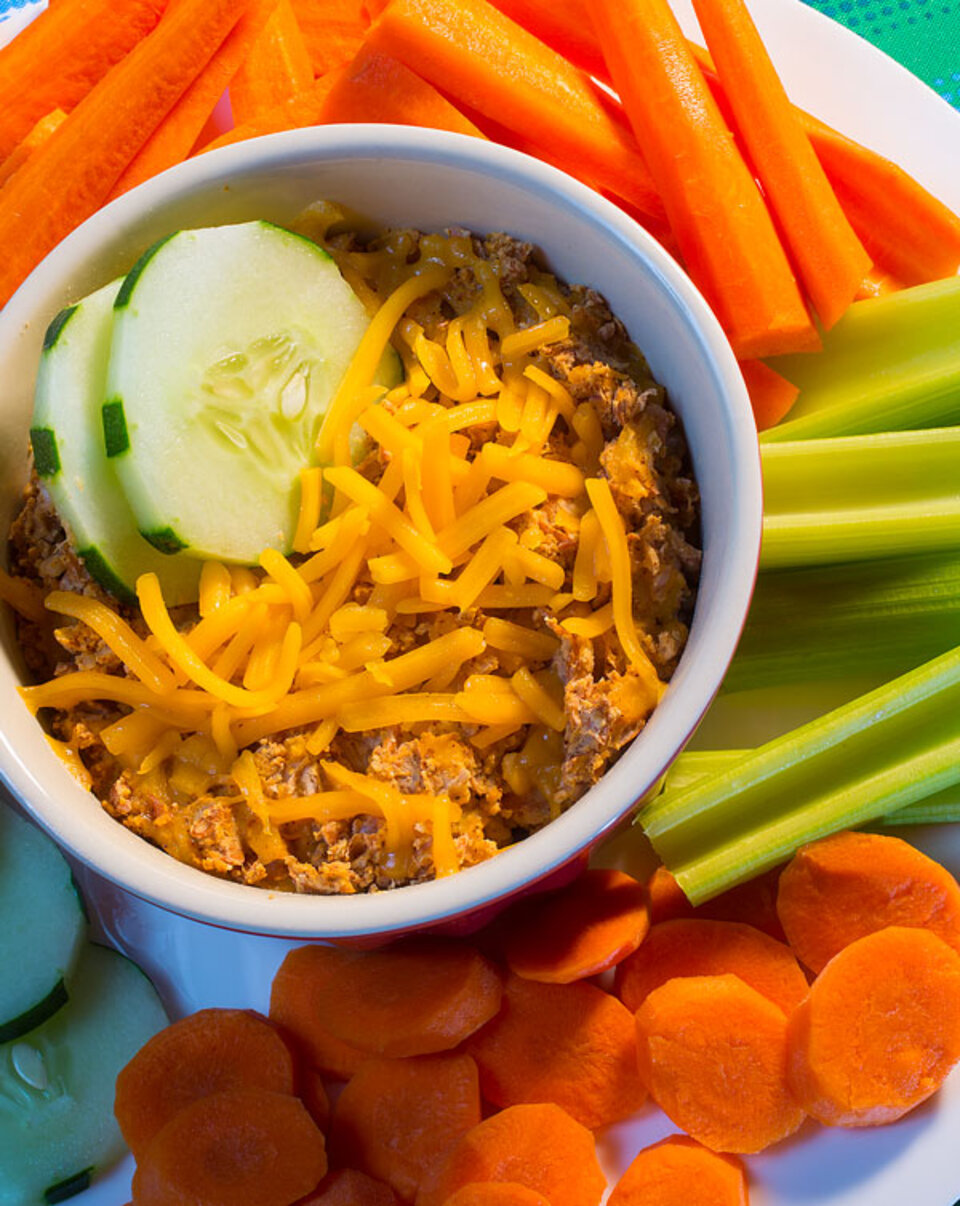 Bean dip with vegetables