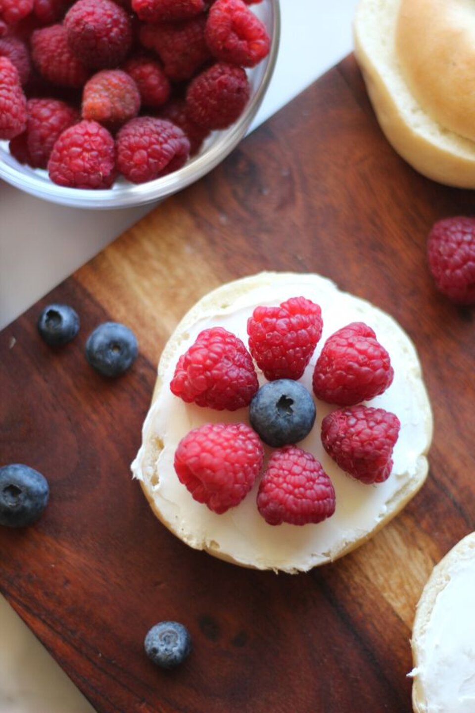 Mini bagel with berries