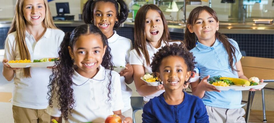 kids eating school lunch