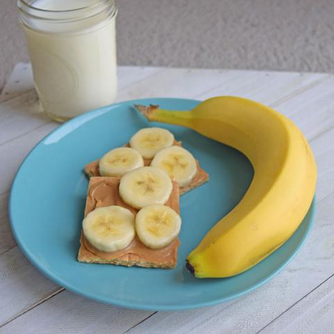 banana-crackers-with-milk