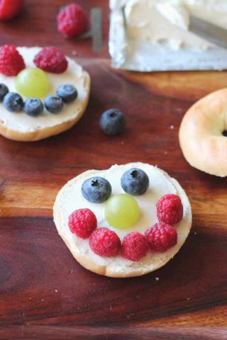 Mini bagels with fruit faces