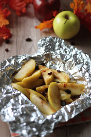 Apple slices in foil with raisins and cinnamon